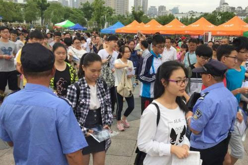 柏瑪凈水器助力高考為學(xué)者家長提供免費(fèi)直飲水