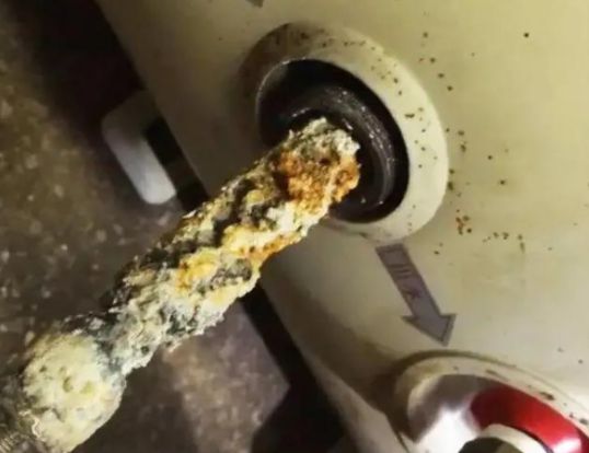 20元的電熱水器鎂棒，自己一樣可以輕松替換！