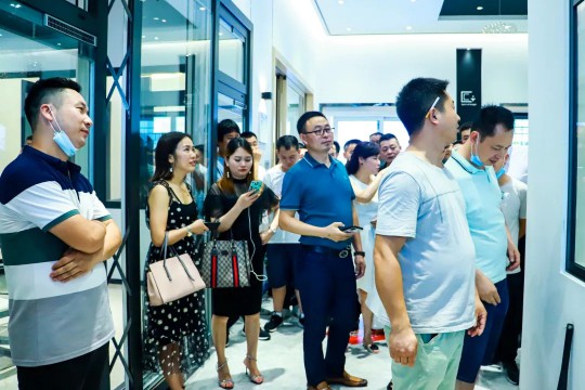 熱烈歡迎湖北省窗業(yè)協會領導蒞臨億合門窗參觀交流