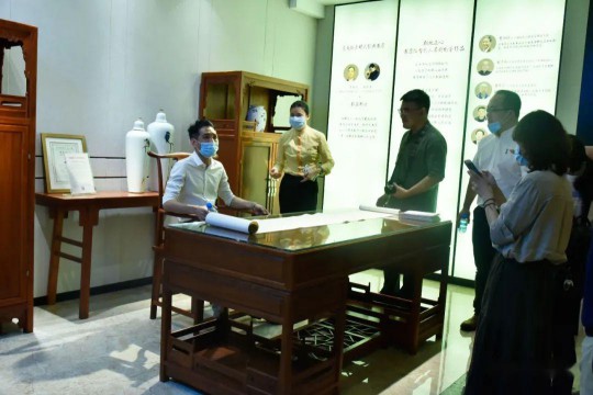 廣州中望龍騰軟件公司來(lái)到東成紅木中山總部進(jìn)行參觀(guān)